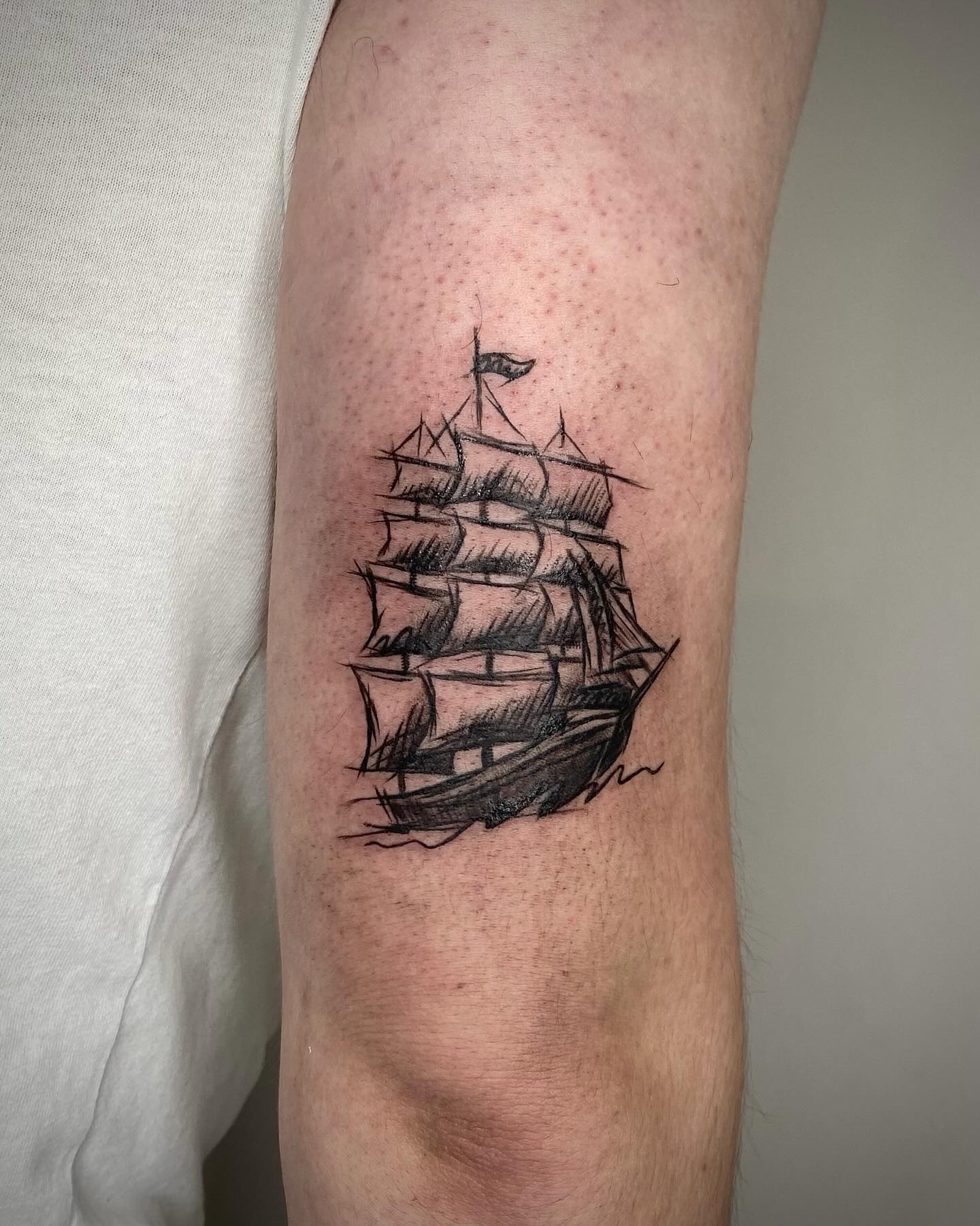 Tatuaż black and grey — fregata