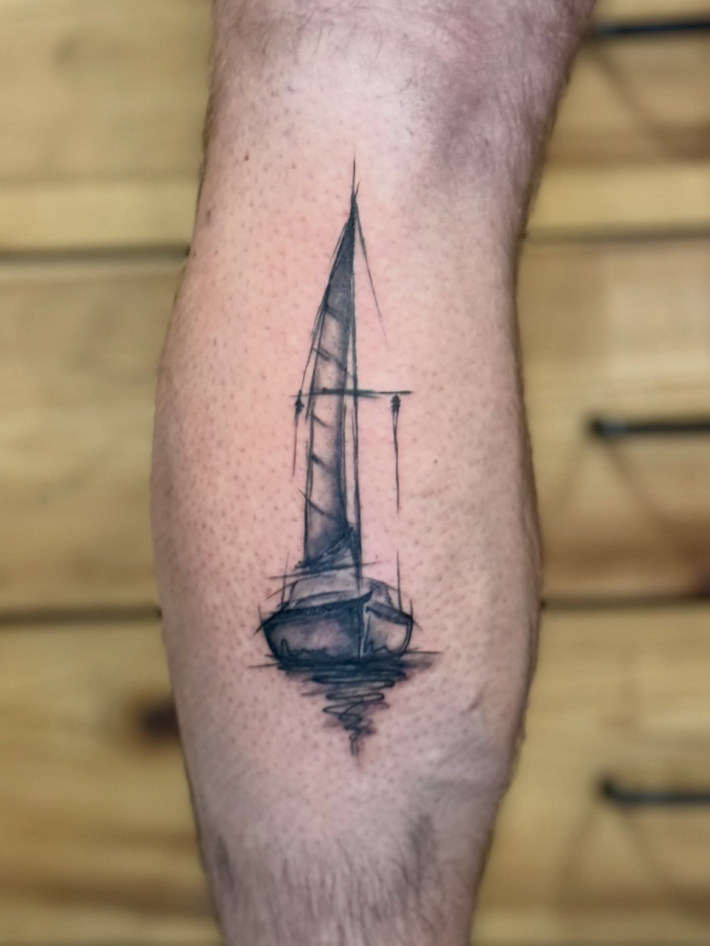 Tatuaż black and grey — żaglówka