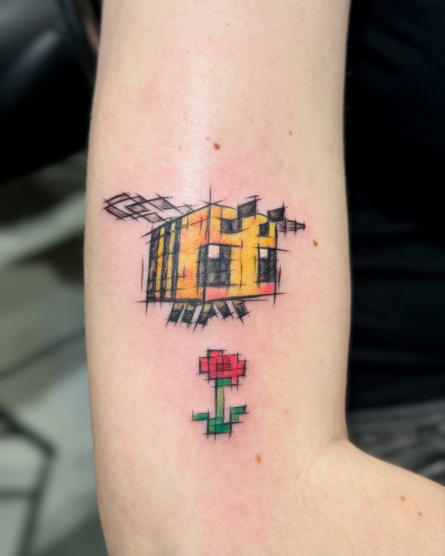 Tatuaż kolorowy — pszczółka Minecraft