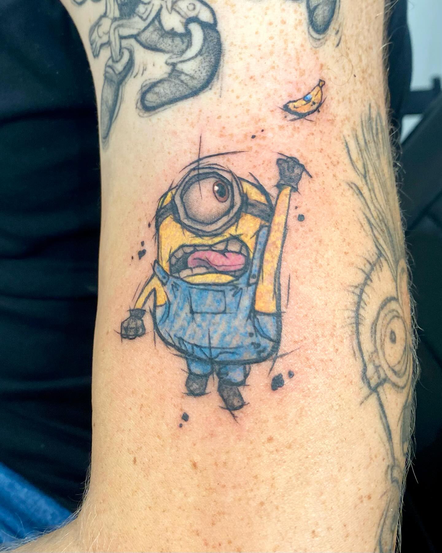 Tatuaż kolorowy — Minionek z bananem