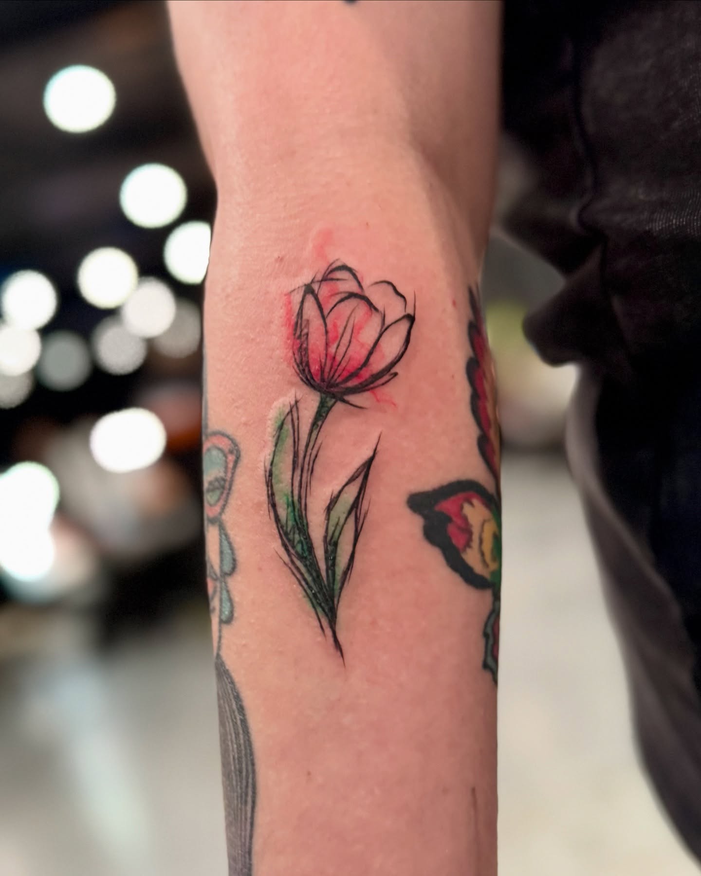 Tatuaż kolorowy — tulipan